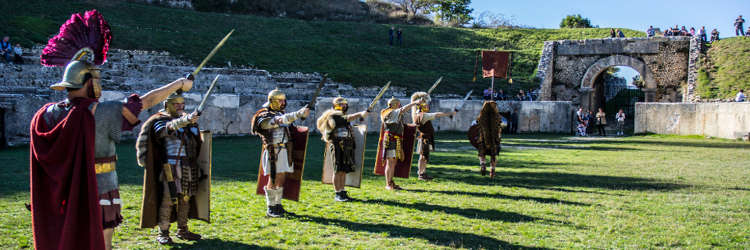Anfiteatro di Alba Fucens con soldati romani